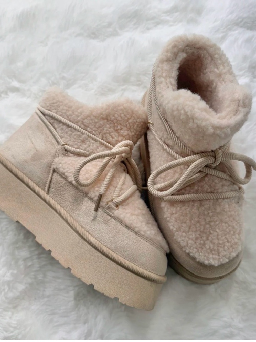 7.5 Woman’s Nordic Polar Rise Ankle Boots- Cream